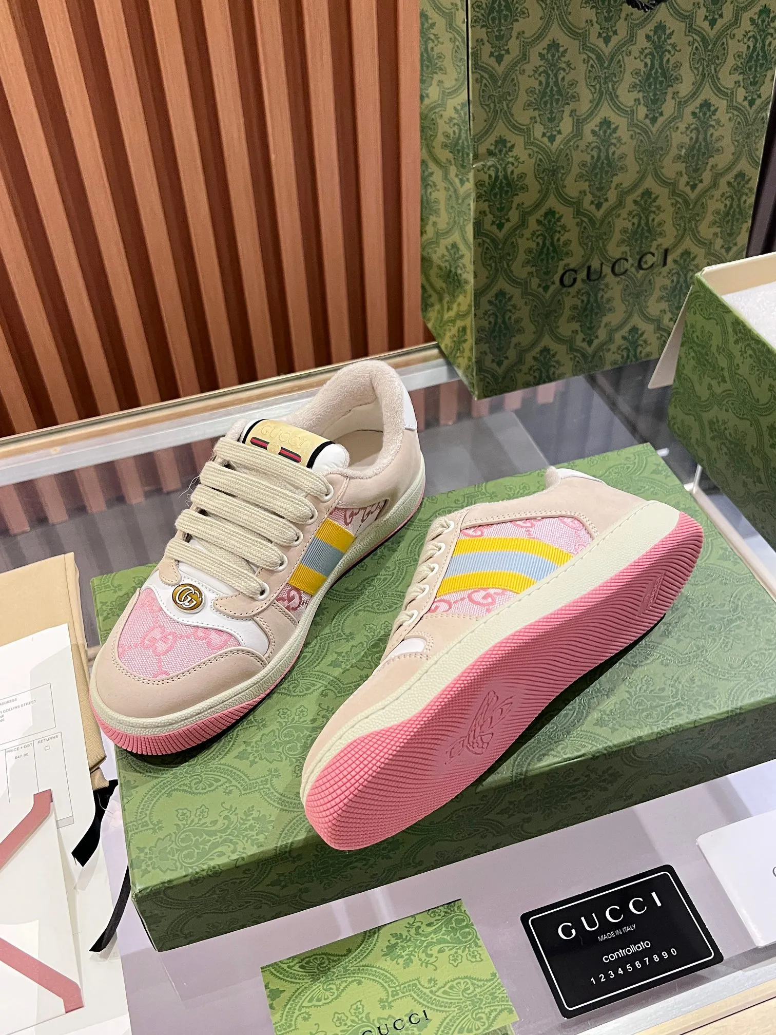 👟👟Ex-factory price 540👟👟 ⚡️Gucci Dirty Shoes Top factory quality, impeccable at the counter, the comfort is incredible. Retro distressed elements, washed retro logo on the tongue, metal double LOGO, 99% recognizable, full of Gucci elements; terry cloth lining, cowhide foot pads and 3mm latex are much more comfortable than real leather shoes. Environmentally friendly TPU wear-resistant outsole, soft and elastic. The inside of the tongue is made of imported elastic bands, which have great tension and won't strangle your feet. I don't develop the shoes without the original version. Only by getting the original version can the shoes be accurate and beat the market version instantly. Every stitch and every stitch is very tight and full. The debugging process is the most painstaking and requires no less than a hundred modifications before it is adjusted to the perfect state so that it can be worn comfortably by all foot types! Size 35-40 women’s model)